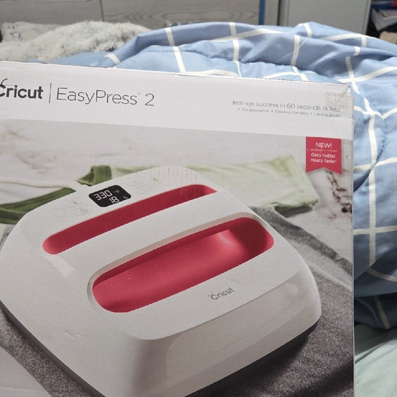 Cricut EasyPress 2 in White and Red